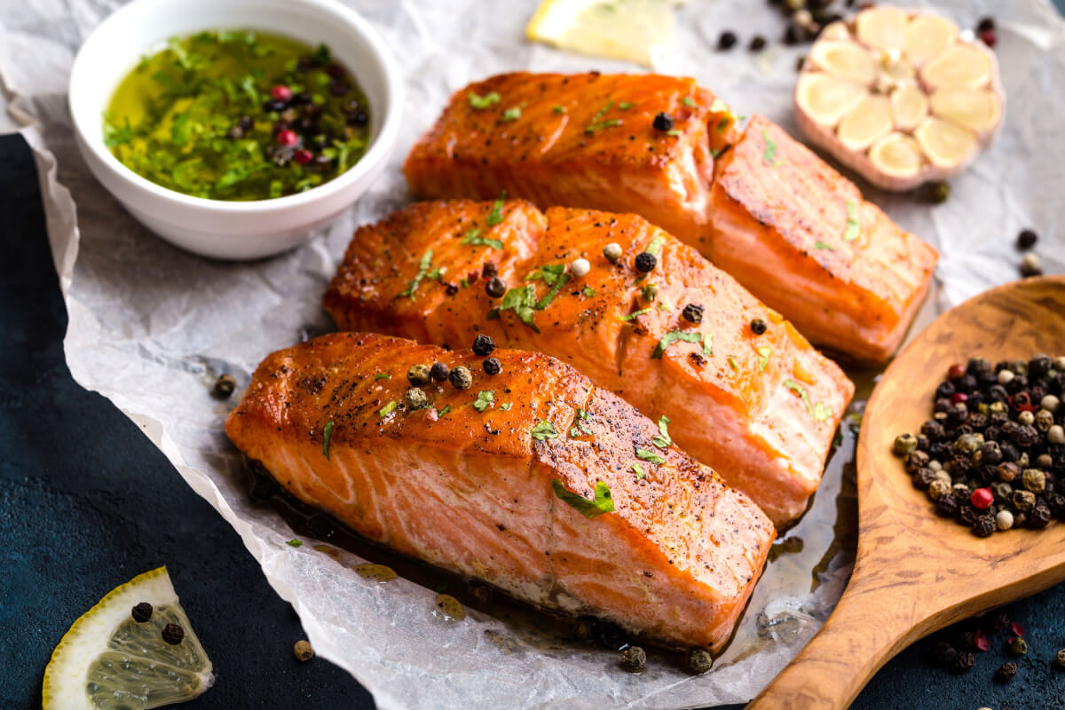 Salmão com limão e alho (Imagem: Elena Eryomenko | Shutterstock)