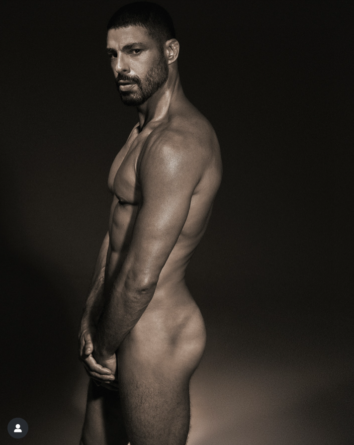 O intérprete do modelo César Ribeiro, compartilhou uma foto em que posa totalmente nu e arrancou suspiros dos seguidores. 