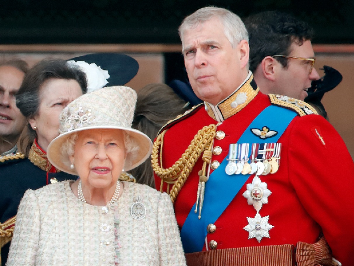 Príncipe Andrew, irmão do rei Charles III, abriu mão oficialmente de seus títulos reais, incluindo o de Duque de York, anunciou o Palácio de Buckingham 