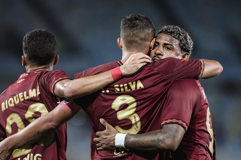 Thiago Silva marcou o gol da vitória do Flu - 