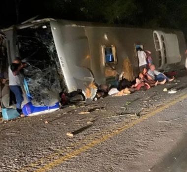 Imagem - Tragédia em Pernambuco: ônibus de turismo tomba na e deixa ao menos 17 mortos