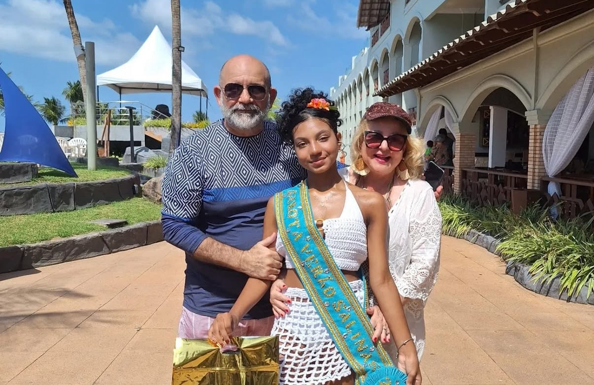 A aniversariante, Stefani Fernandes de Sá, com os pais, Carlos de Sá e Dal Fernandes