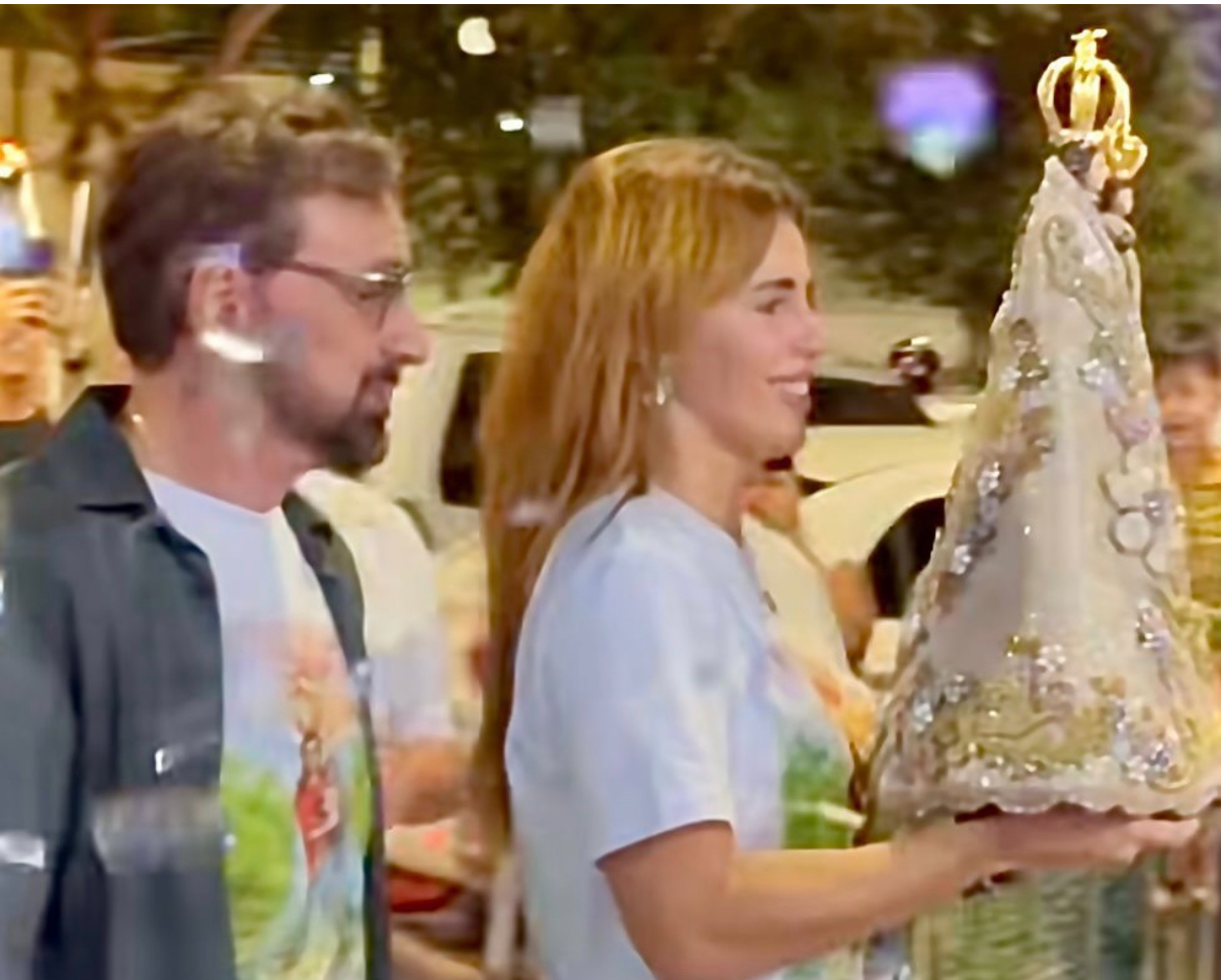 Débora e Jefferson Goldenberg, apoiadores do Círio de Nazaré há muitos anos, receberam a visita da Santinha nas empresas que comandam em Belém. O casal reuniu clientes e amigos para esse encontro.