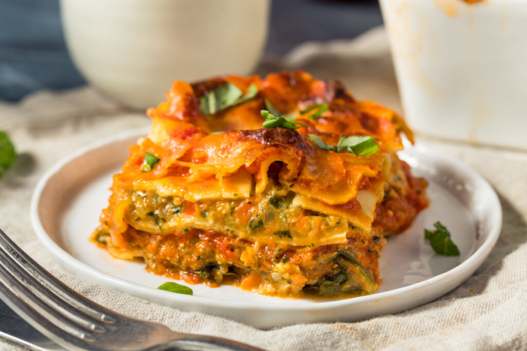 Lasanha de espinafre e cogumelo (Imagem: Brent Hofacker | Shutterstock)