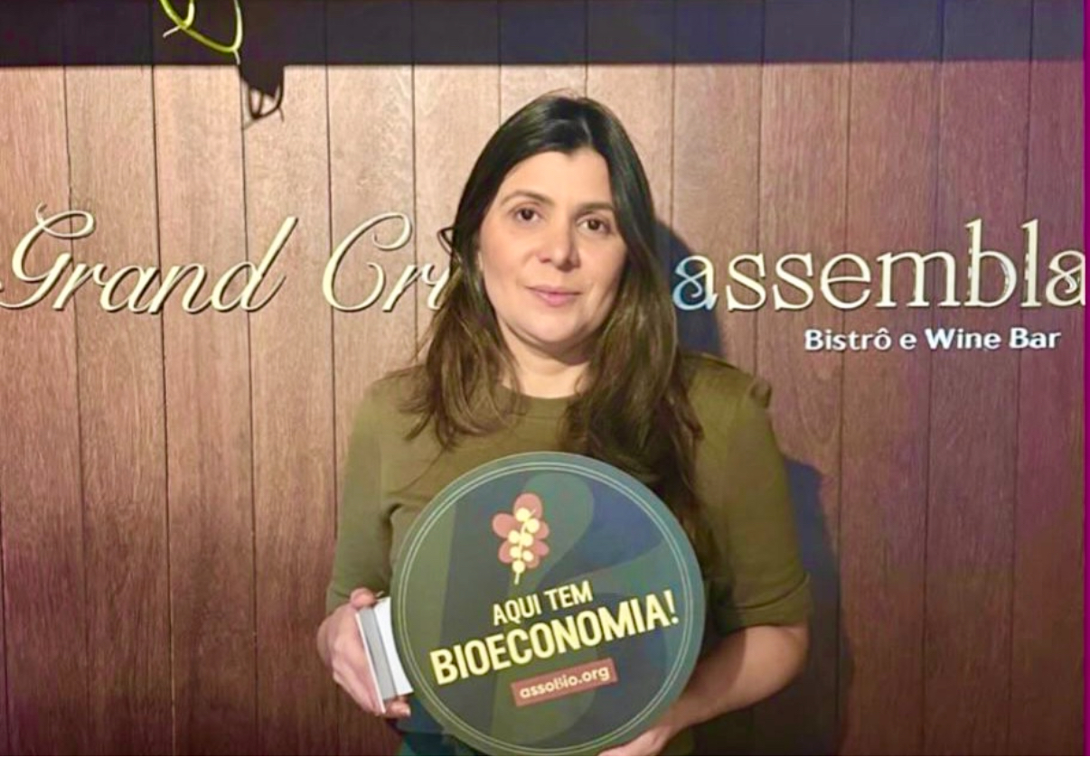 Mayara Hamad com o selo “Aqui tem Bioeconomia”, concedido à Grand Cru pela Associação de Negócios da Sociobioeconomia, a empresas que geram impacto positivo na Amazônia. 