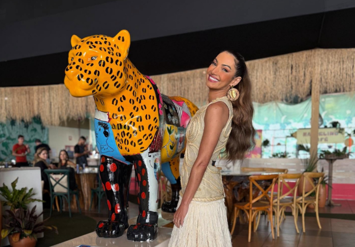 Patricia Poeta e a onça pintada da Jaguar Parade, assinada por Marinaldo Santos, de Icoaraci  