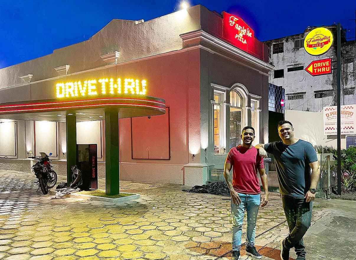 Renatinho Silva e Renato Nazaré festejam o sucesso da pizzaria Famiglia Pizza