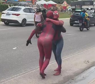 Imagem - 'Homem-Aranha' e 'Deadpool' dançam brega em avenida de Belém e viralizam