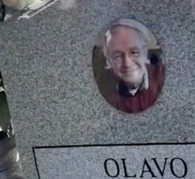 Imagem - Flávio Bolsonaro visita túmulo de Olavo de Carvalho nos Estados Unidos