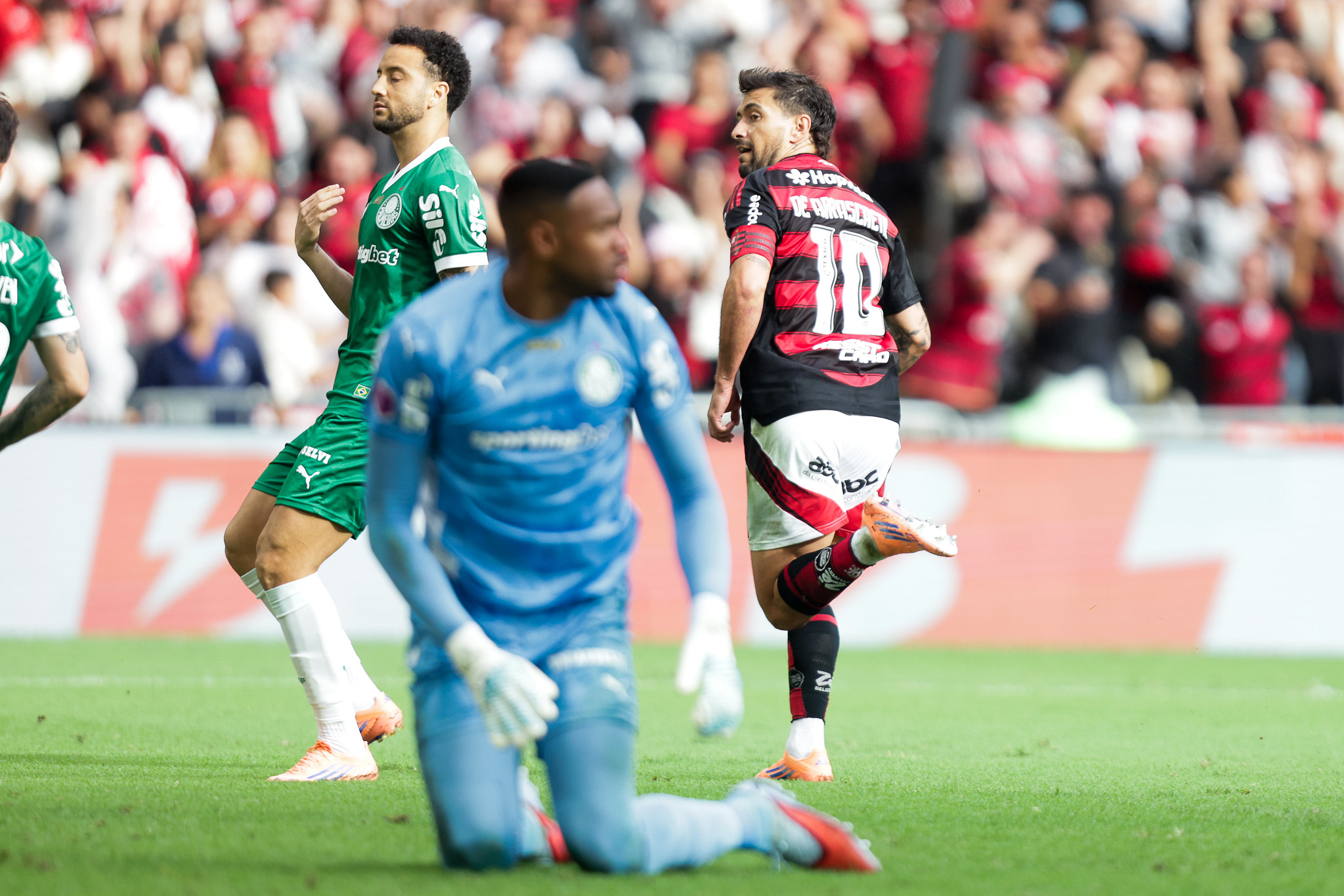 Imagem - Flamengo vence o Palmeiras em jogo polêmico e esquenta a disputa pelo título do Brasileirão