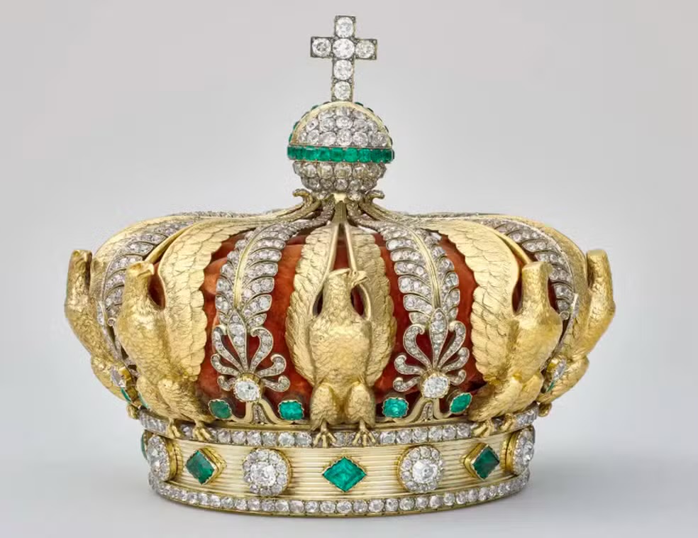 Peça histórica, cravejada de diamantes e esmeraldas, havia sido levada em assalto que chocou a França