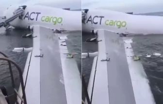 Aeronave derrapa no pouso, cai no mar em Hong Kong e deixa dois mortos
