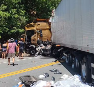 Imagem - Colisão entre carretas na BR-101, deixa um morto e evidência saque de carga em plena ação de resgate