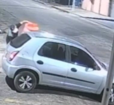 Imagem - Vídeo: homem furta cone que sinaliza buraco em rua no Pará