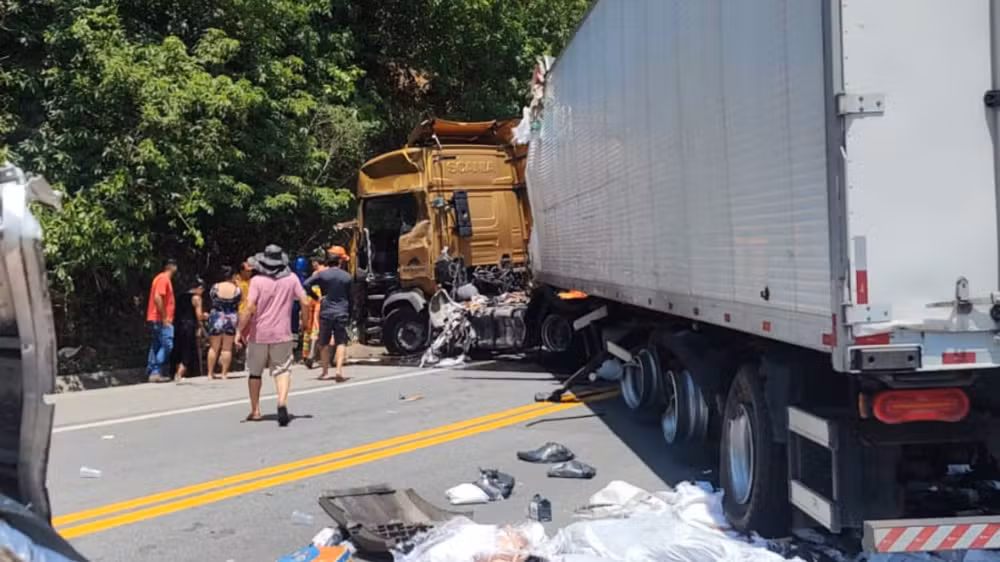 Colisão entre carretas na BR-101, deixa um morto e evidência saque de carga em plena ação de resgate