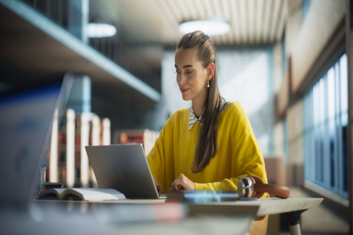 A má postura afeta a saúde física e mental, bem como o desempenho nos estudos (Imagem: Gorodenkoff |  Shutterstock)