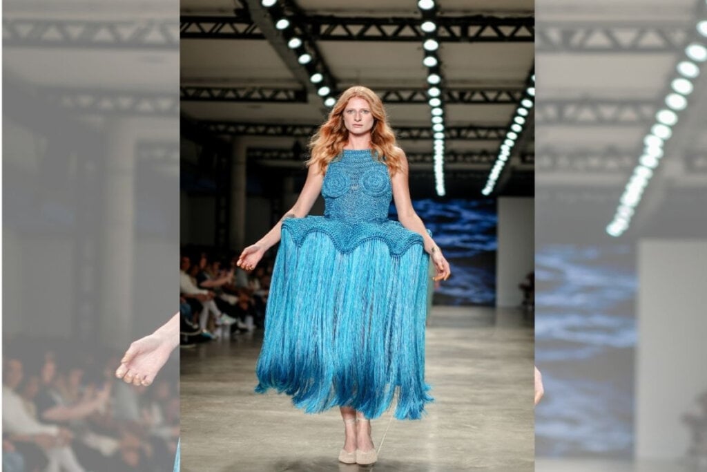 A naturalidade sofisticada e a leveza em movimento também ganharam protagonismo nos cabelos das modelos no SPFW (Imagem: Victor Vieira e Roger Rocha)