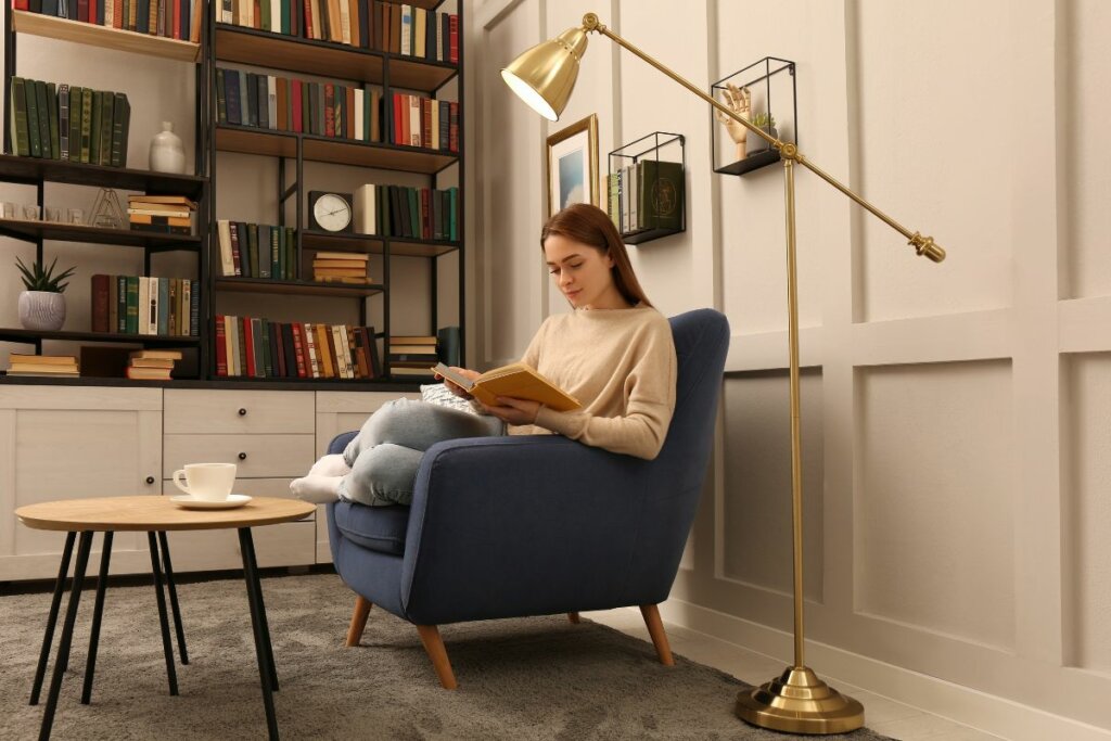 Livros e quadros são itens simples que personalizam e tornam a sala mais convidativa (Imagem: New Africa | Shutterstock)