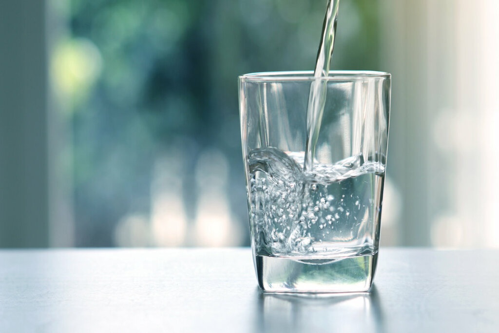 Manter o corpo hidratado é uma das formas mais simples e eficazes de evitar problemas como mau hálito e acúmulo de bactérias na língua (Imagem: Cozine | Shutterstock)