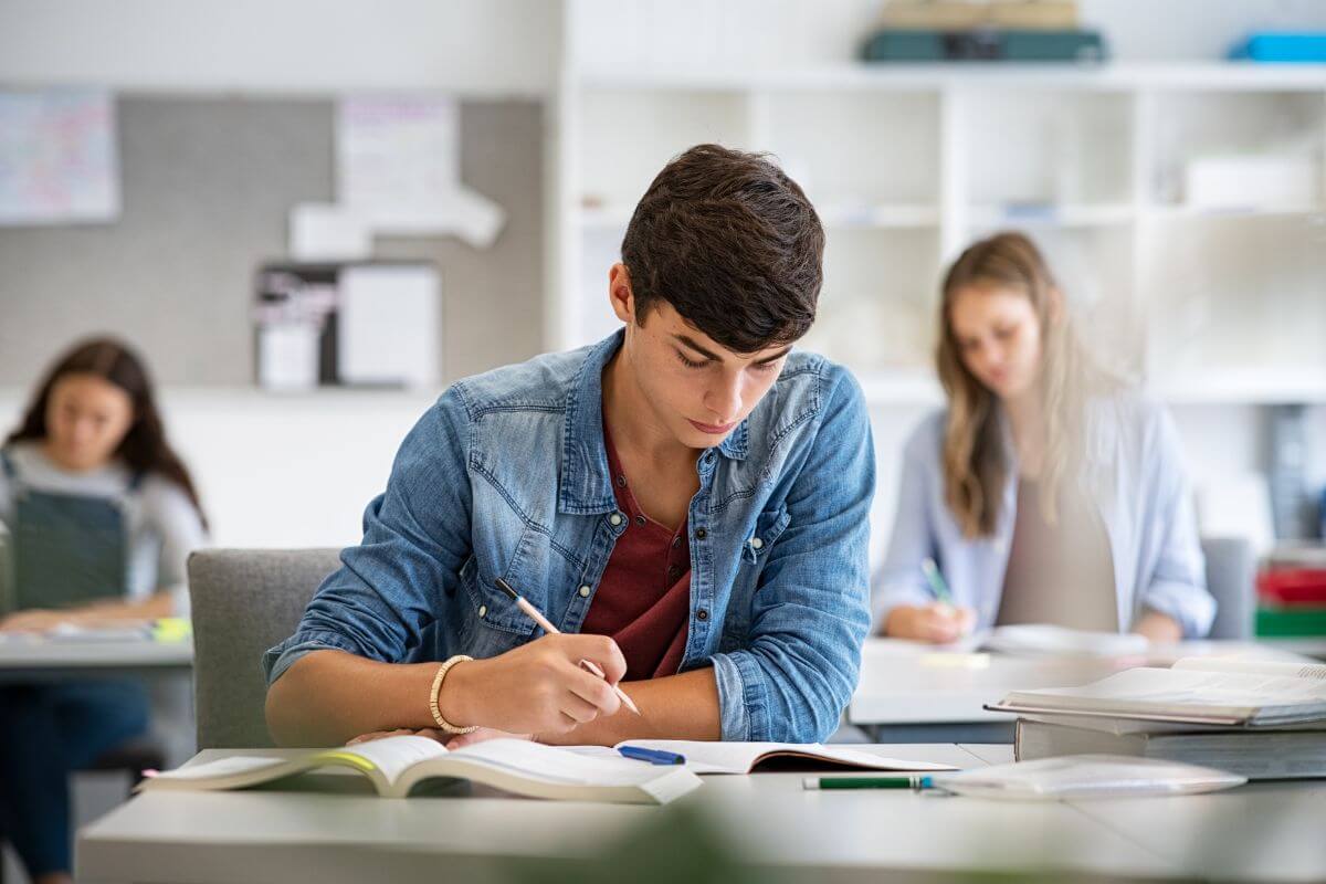 O Enem exige a escrita de um texto dissertativo-argumentativo (Imagem: Ground Picture | Shutterstock)