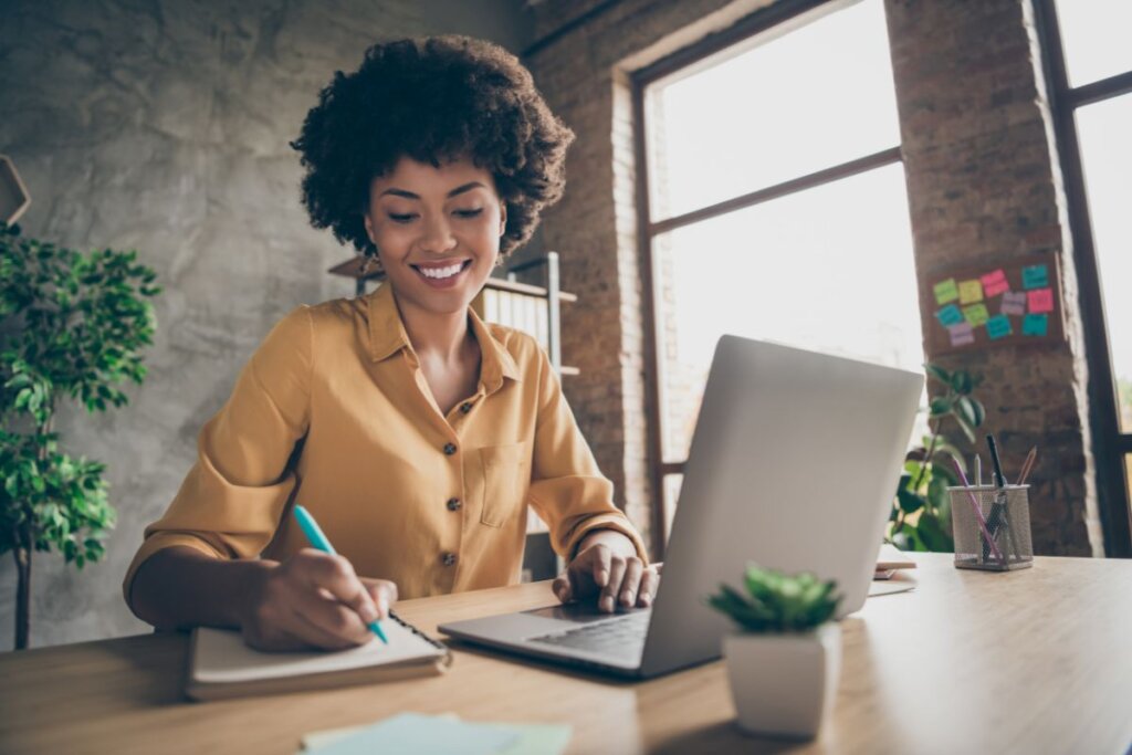 Para apresentar uma boa redação no Enem, é preciso seguir a estrutura solicitada na prova (Imagem: Roman Samborskyi | Shutterstock)