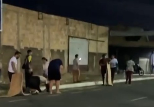Momento que pessoas ajudam o promesseiro em Marabá.