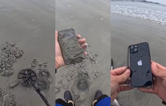 Caçador de 'tesouros' encontra celular enterrado na praia e devolve à dona