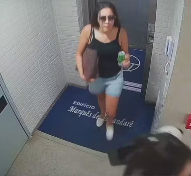 Imagem - Dupla furta R$ 1 milhão em joias em prédio e sai bebendo cerveja