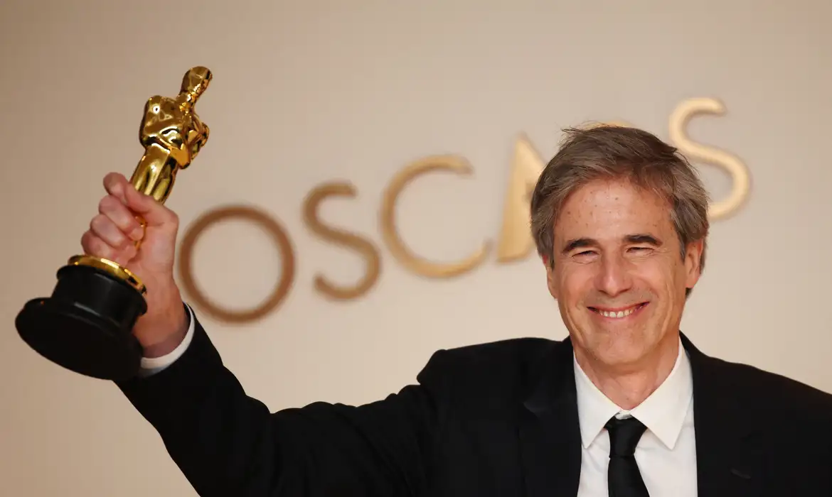 Cineasta brasileiro recebeu o Luminary Award das mãos de Wim Wenders durante a gala anual da Academia de Artes e Ciências Cinematográficas
