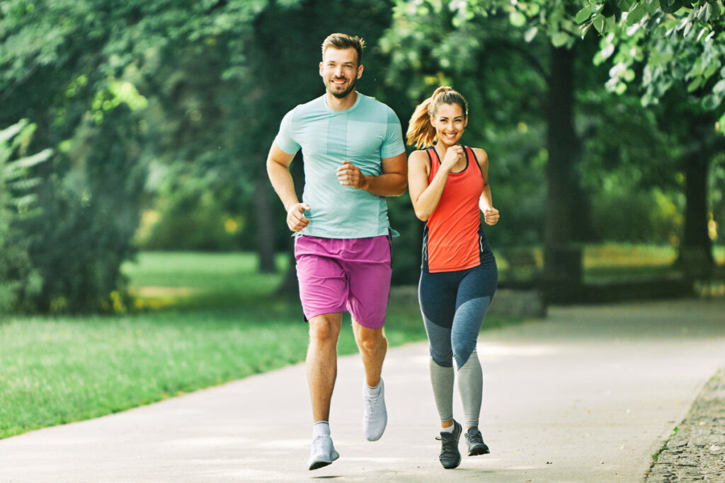 Correr ajuda a liberar hormônios que proporcionam bem-estar (Imagem: pics five | Shutterstock)