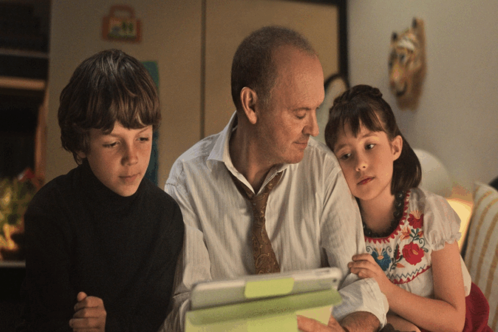 Em &#8220;Pai do ano&#8221;, Andy pede ajuda à filha mais velha para cuidar dos gêmeos de 9 anos (Imagem: Reprodução digital | Diamond Films e Black Bear Pictures)