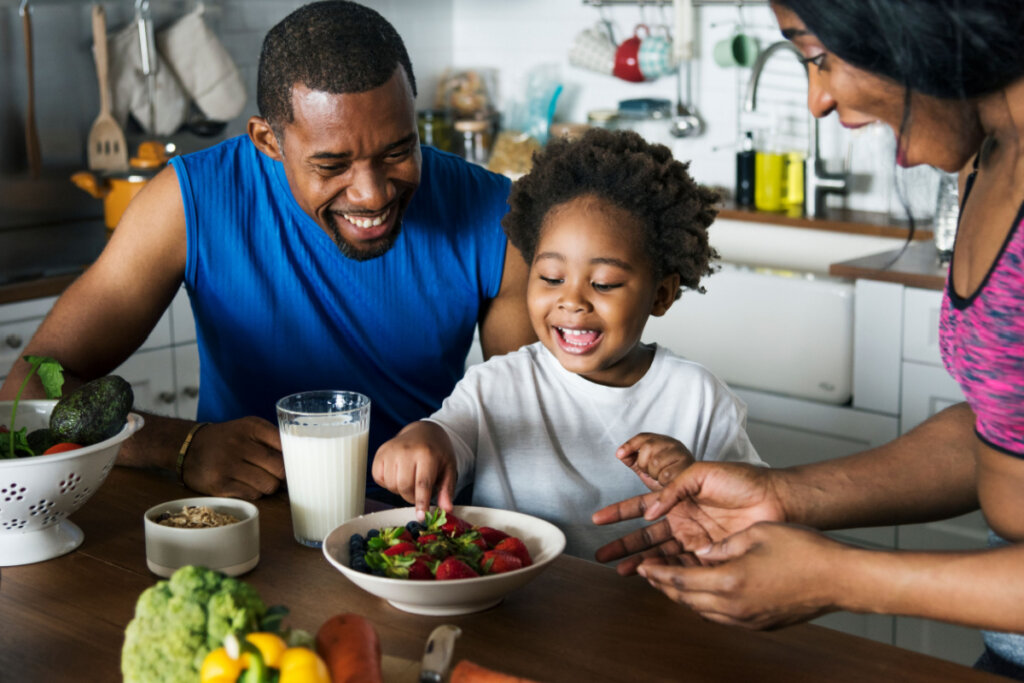 Frutas, legumes e verduras devem estar sempre presentes nas refeições das crianças (Imagem: Rawpixel.com | Shutterstock)