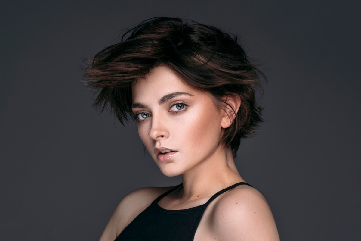 O cabelo deixou de ser coadjuvante nos desfiles e se tornou uma extensão do visual das marcas (Imagem: kiuikson | Shutterstock)