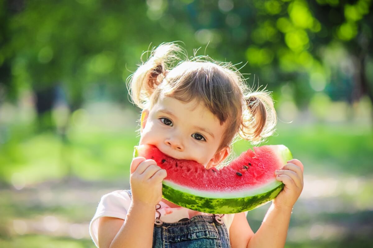 O cuidado com a alimentação é essencial para prevenir a obesidade em crianças (Imagem: Tatevosian Yana | Shutterstock)