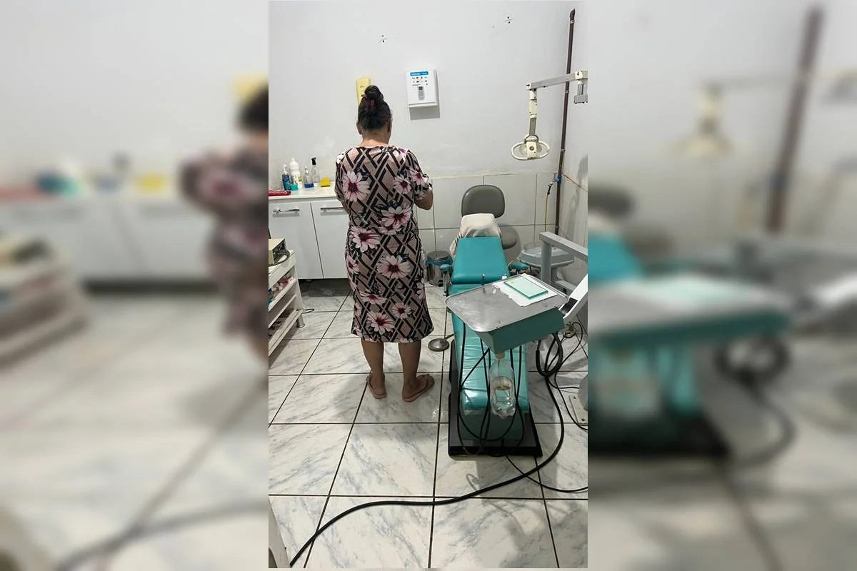 Mulher foi flagrada pela Polícia Civil realizando procedimentos odontológicos sem registro profissional; local operava sem alvará sanitário