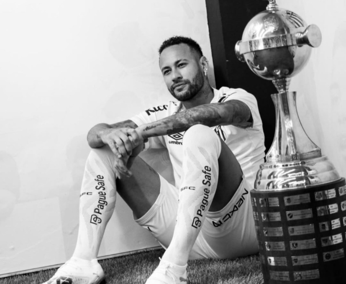 Neymar está lesionado e assistiu ao jogo do camarote - 