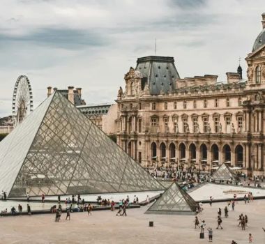 Imagem - Diretora do Louvre teria pedido demissão após roubo de joias
