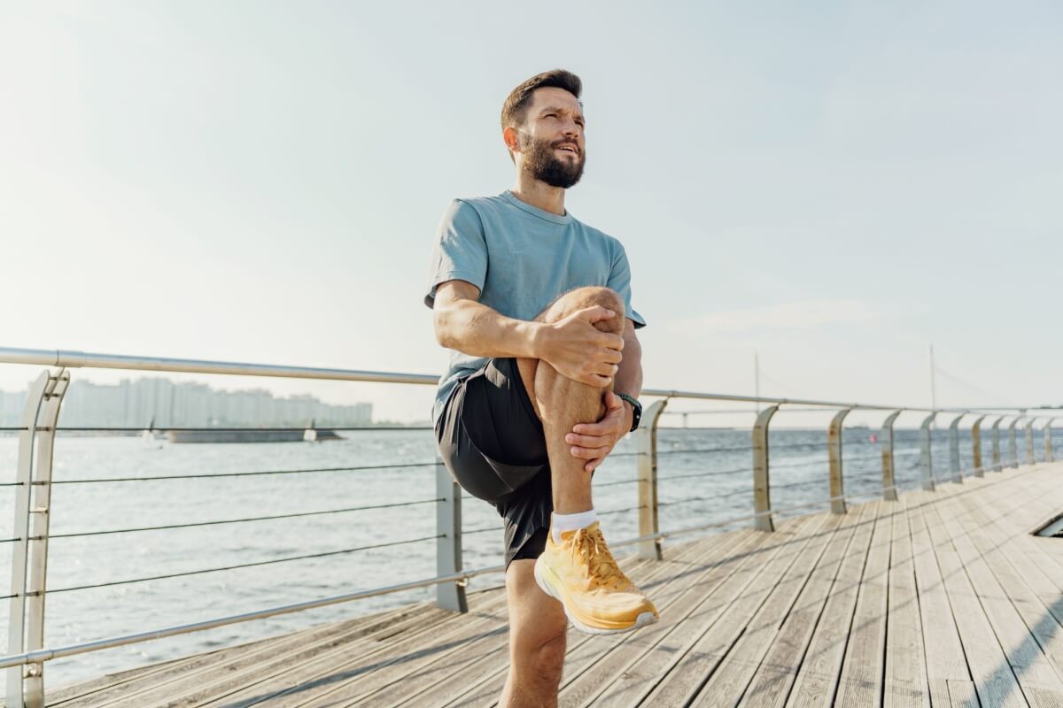 Hábitos simples podem ajudar a proteger as articulações do joelho (Imagem: muse studio | Shutterstock)