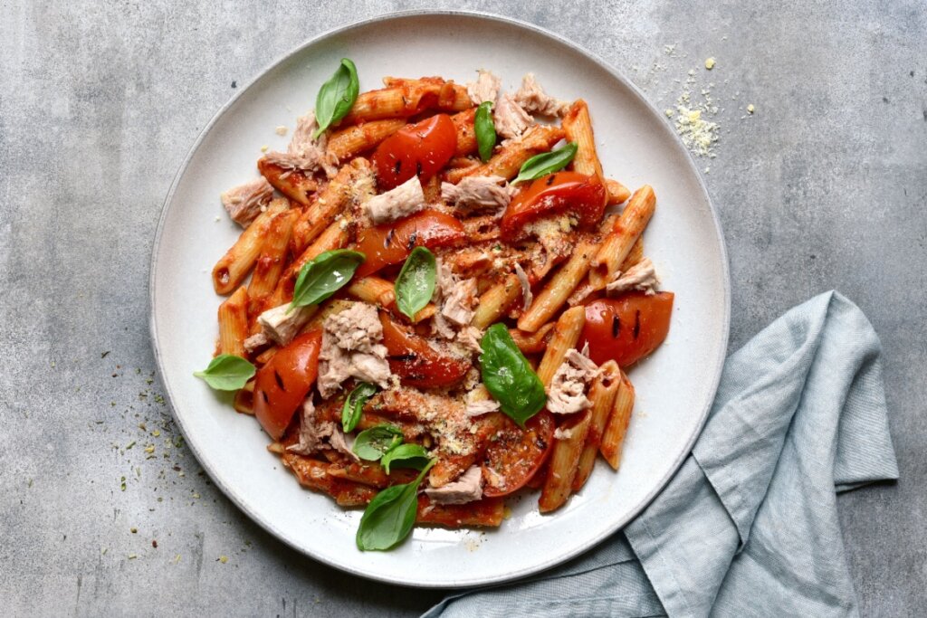 Macarrão com atum e molho de tomate (Imagem: KANGIITALY | Shutterstock) 