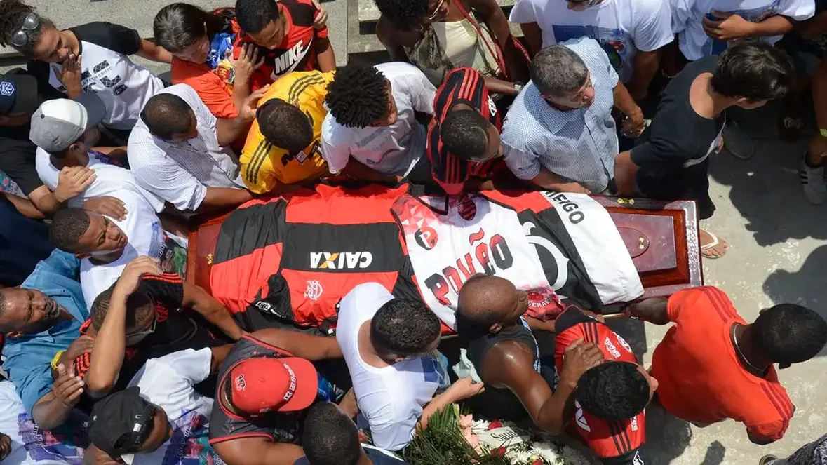 (Enterro de um das vítimas do incêndio no Ninho do Urubu, CT do Flamengo)