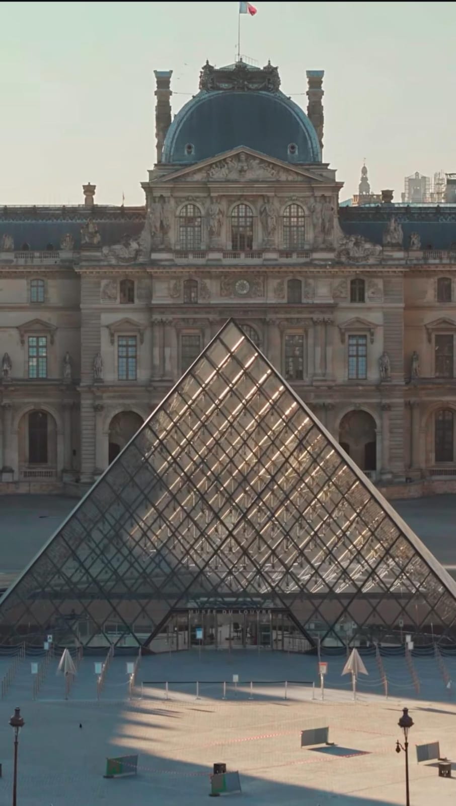 (Museu do Louvre) 