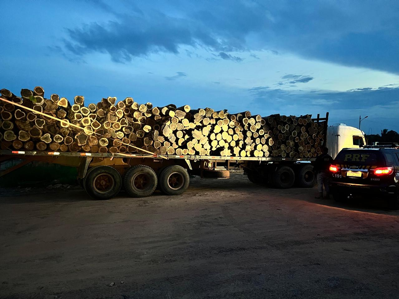 Imagem - PRF apreende 162 m³ de madeira durante fiscalizações na BR-155, no Pará