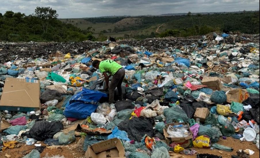 Vistoria identificou queima de resíduos, presença de catadores e risco sanitário em área que deveria estar em fase final de construção