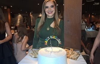 Em dia de aniversário, Nazaré Mello recebe homenagem das amigas