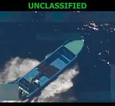 Imagem - EUA atinge embarcação no oceano pacífico e mata dois venezuelanos