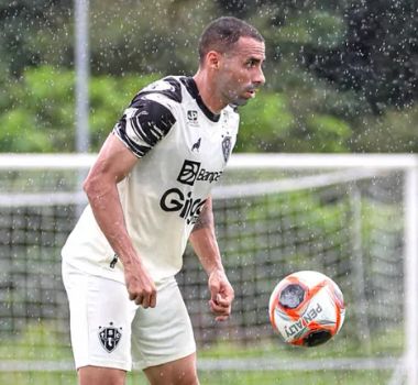 Imagem - Na Justiça, volante rescide contrato com o Paysandu de forma unilateral e pede mais de R$ 700 mil