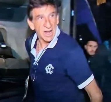 Imagem - Treinador do Racing chama atenção usando 'camisa do Remo' na Libertadores