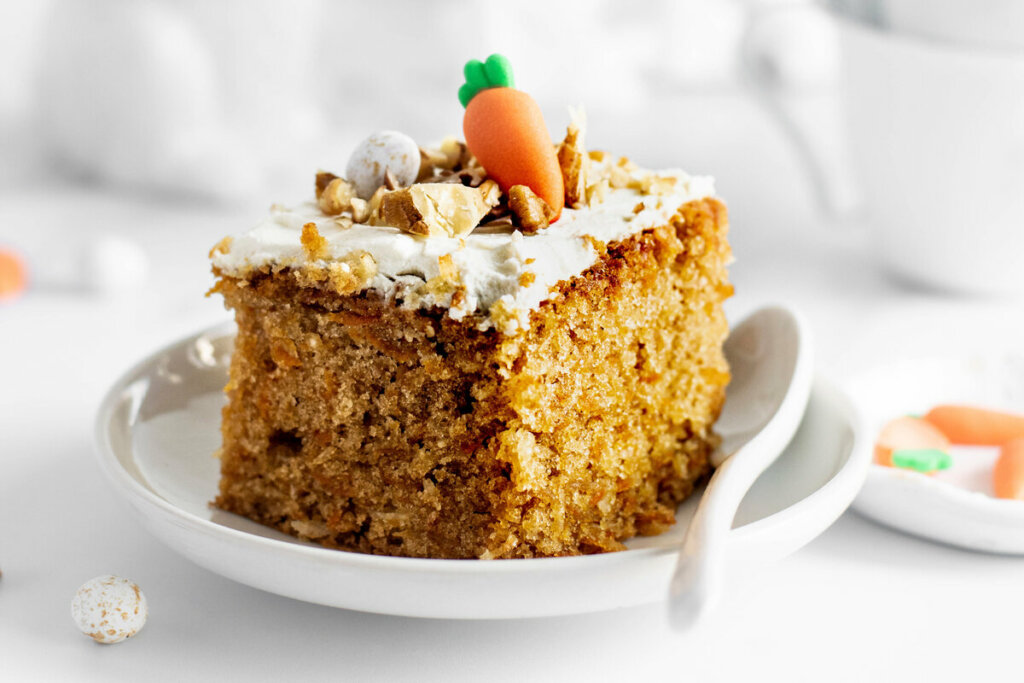 Bolo de cenoura vegano com abacaxi e nozes (Imagem: Rawpixel.com | Shutterstock)