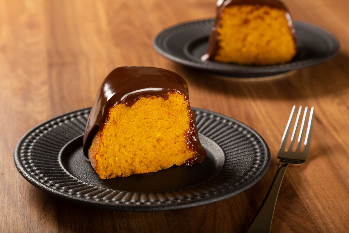 Bolo de cenoura vegano com calda de chocolate (Imagem: WS-Studio  | Shutterstock)