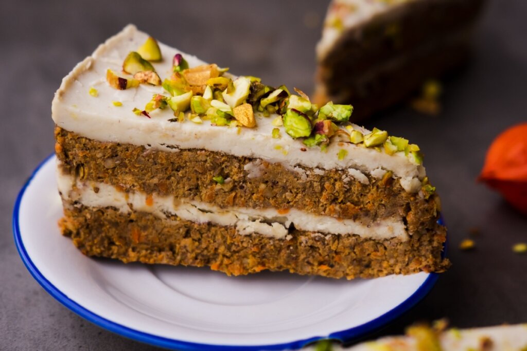 Bolo de cenoura vegano com pistache e creme de castanha (Imagem: July Prokopiv | Shutterstock)